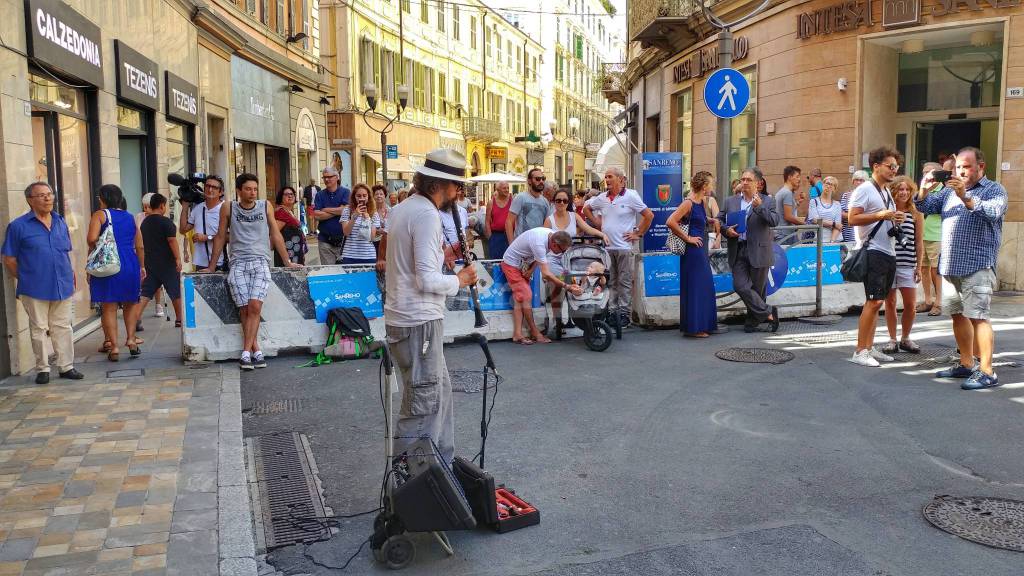 La protesta di Marco Fusi, il musicista torna a suonate davanti all&#8217;Ariston