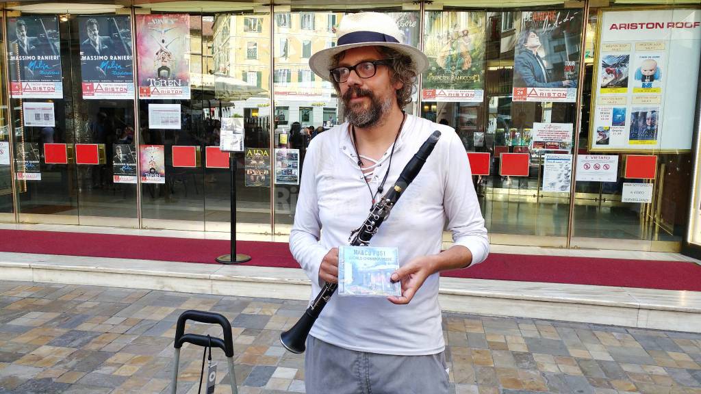 La protesta di Marco Fusi, il musicista torna a suonate davanti all&#8217;Ariston