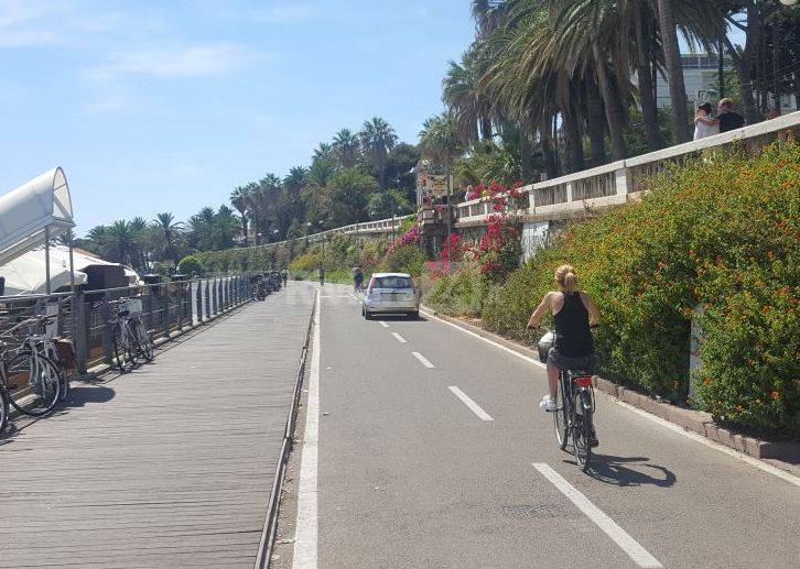 riviera24 - automobilista francese in giro sulla ciclabile a Sanremo