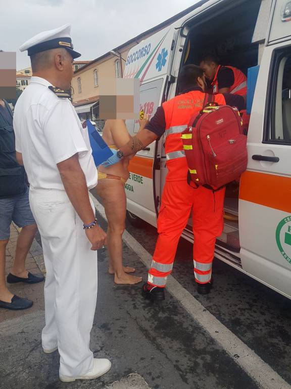 Donna si sente male al mare in località Tre Ponti a Sanremo, interviene la Guardia Costiera