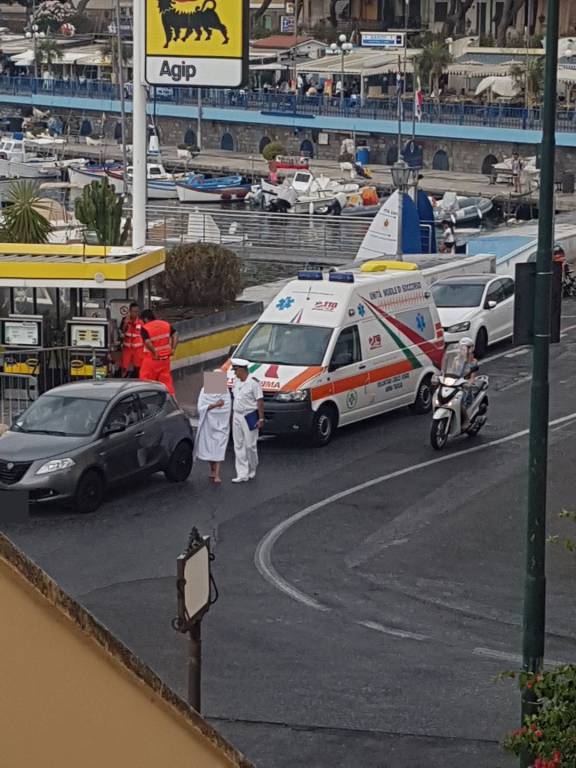 Donna si sente male al mare in località Tre Ponti a Sanremo, interviene la Guardia Costiera