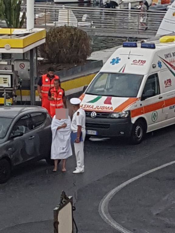 Donna si sente male al mare in località Tre Ponti a Sanremo, interviene la Guardia Costiera