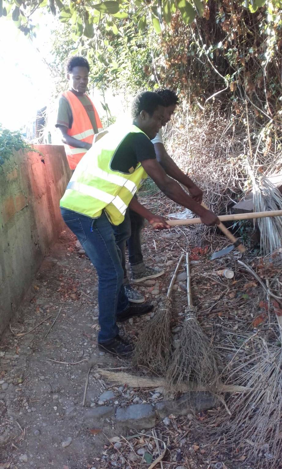 Prosegue il volontariato civico a Ventimiglia, i ragazzi puliscono la città