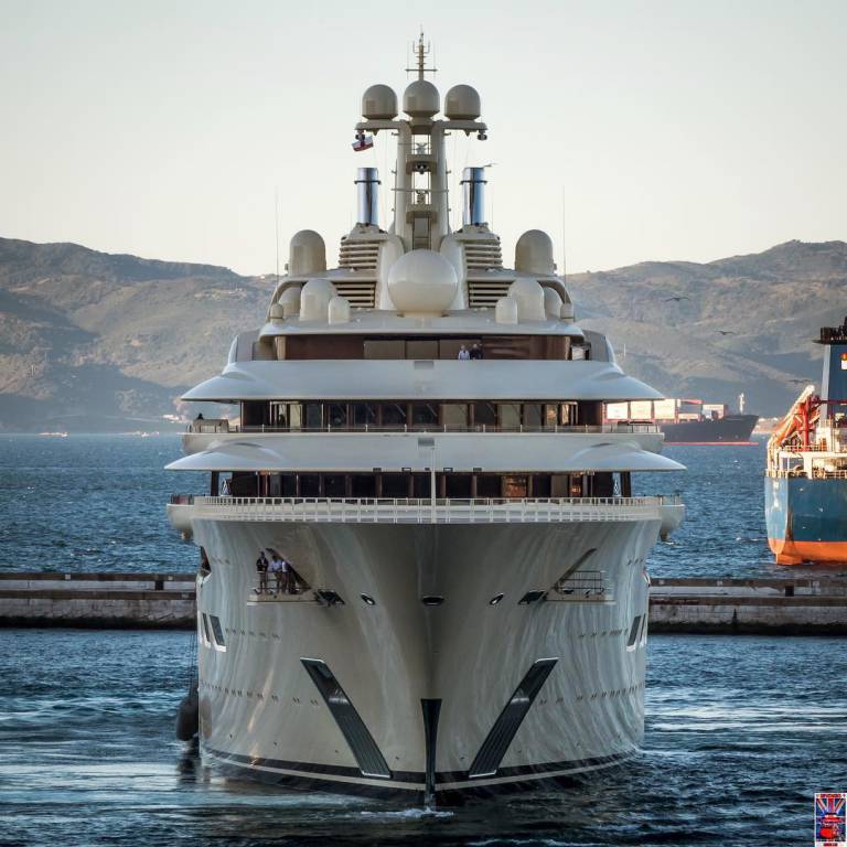 Lo yacht più grande del mondo getta l’ancora in Costa Azzurra: è il Dilbar, lungo 156 m. e costa 650 milioni di euro