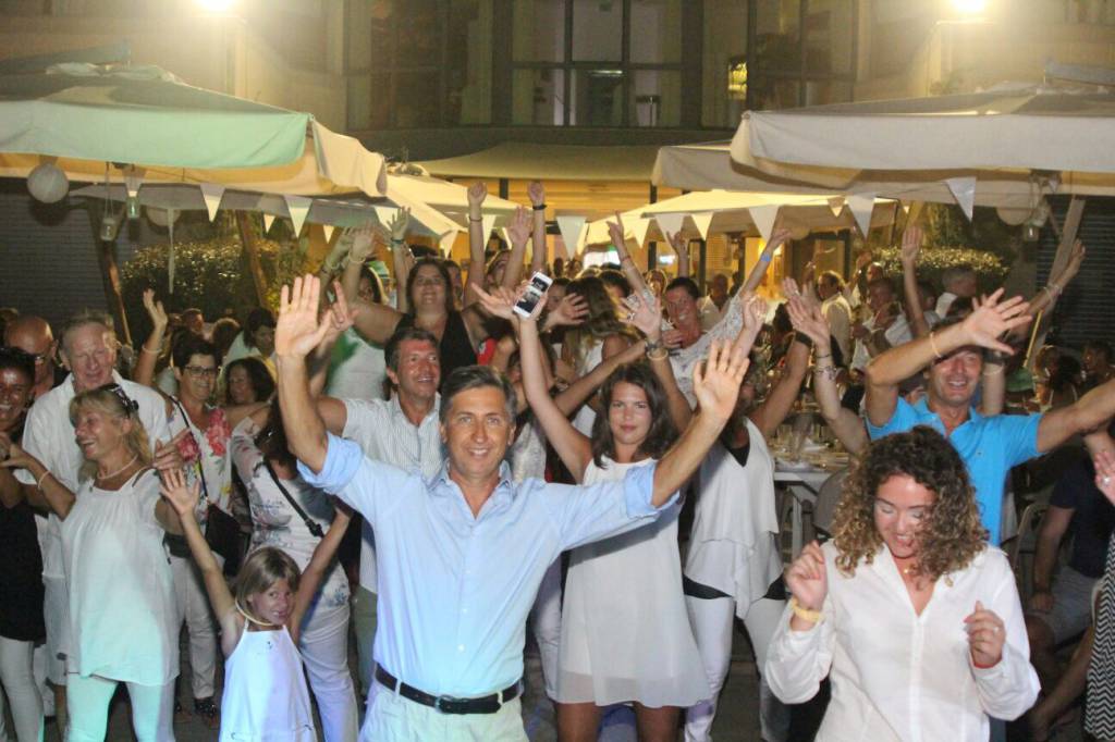 "White party - Tramonto al Riviera" alla Marina di San Lorenzo