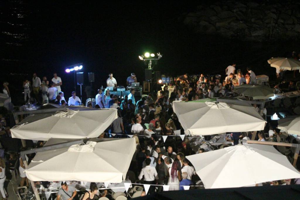 Grande successo per il “White party – Tramonto al Riviera” alla Marina di San Lorenzo