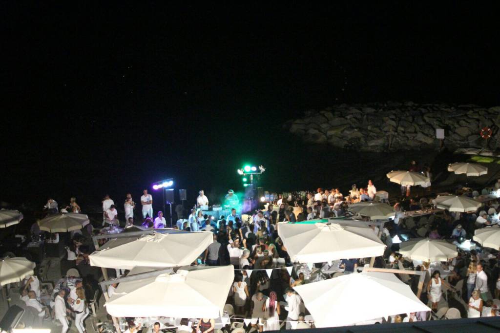 "White party - Tramonto al Riviera" alla Marina di San Lorenzo