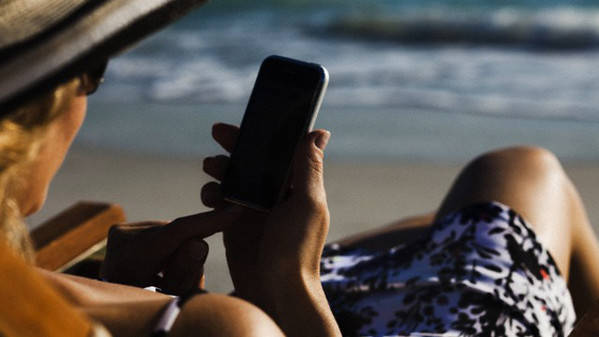 Spiagge della Riviera senza wifi, sotto l’ombrellone niente Facebook e musica live