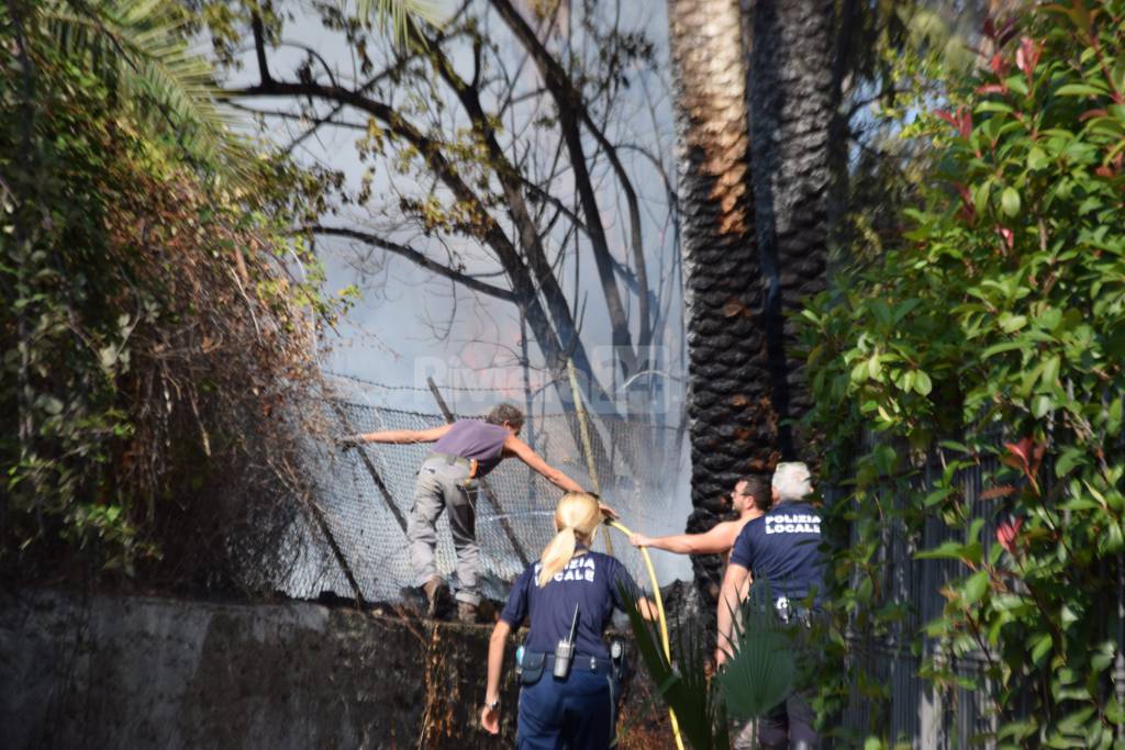 Bordighera, brucia terreno tra le case e il parco Winter