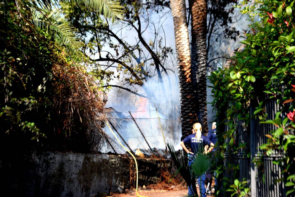 Bordighera, brucia terreno tra le case e il parco Winter