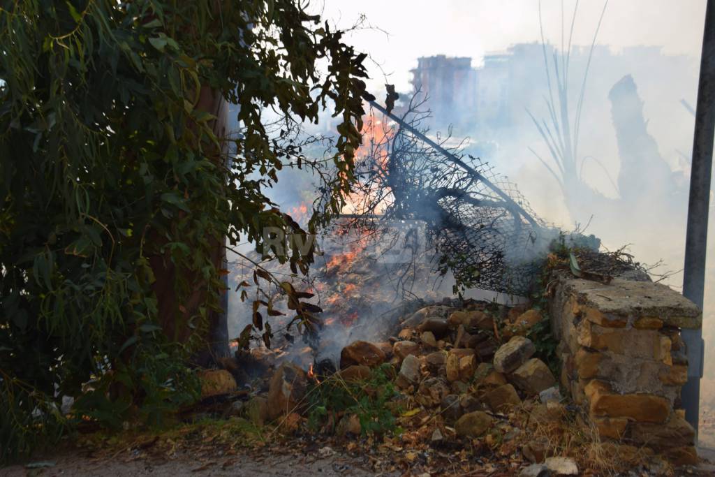 Bordighera, brucia terreno tra le case e il parco Winter