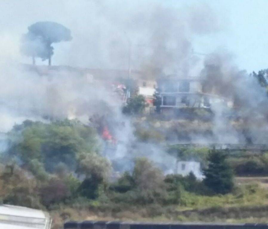 Bordighera, pulisce in campagna e incendia un terreno: distrutte due serre e un casolare