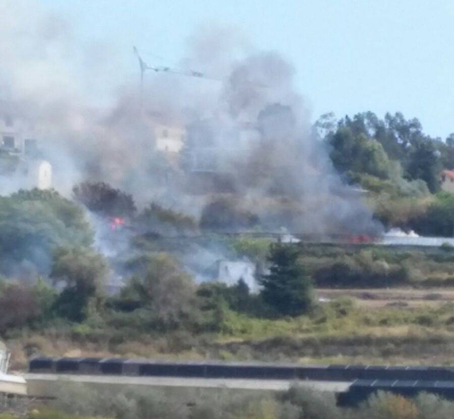 Bordighera, pulisce in campagna e incendia un terreno: distrutte due serre e un casolare