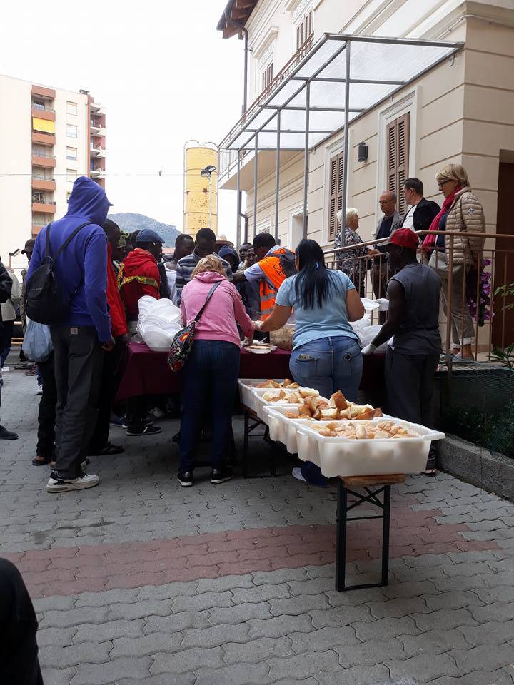 Ventimiglia, 150 migranti in coda per un pasto alla Caritas: appello alla solidarietà