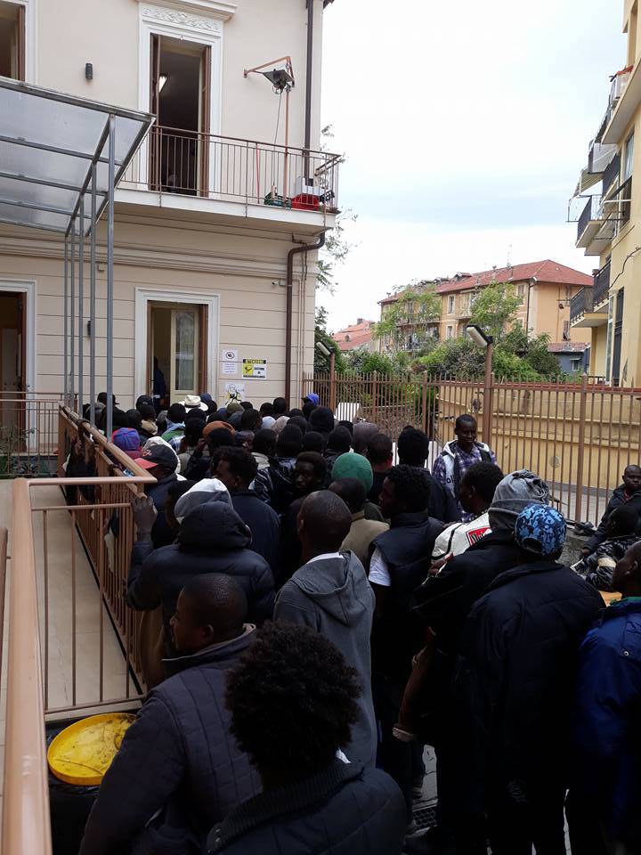 Ventimiglia, 150 migranti in coda per un pasto alla Caritas: appello alla solidarietà