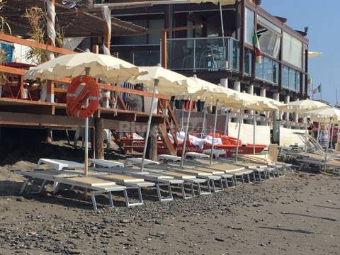 Tragedia in riva al mare a Bordighera, bagnante muore stroncato da un malore