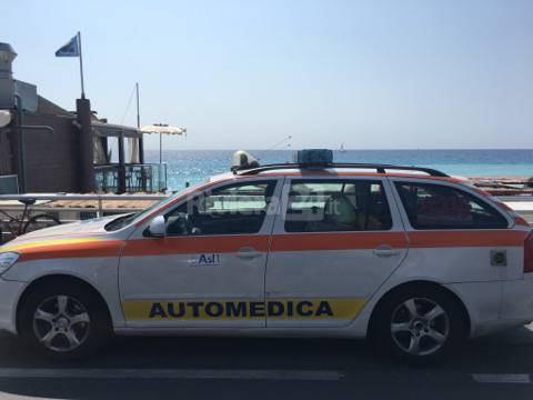 Tragedia in riva al mare a Bordighera, bagnante muore stroncato da un malore