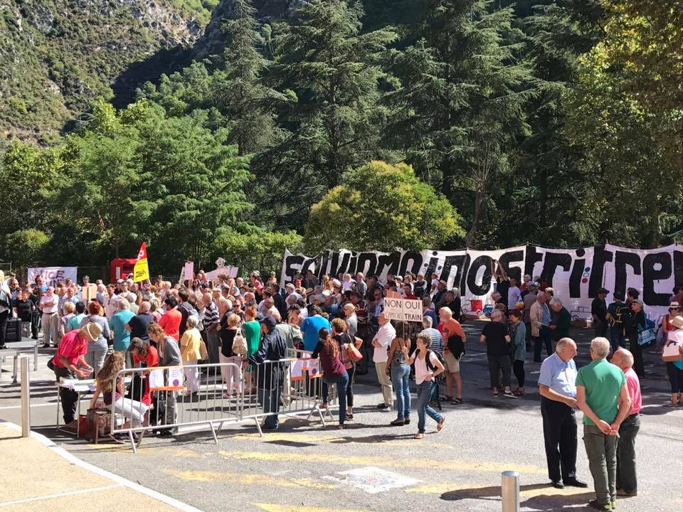 In centinaia a Breil-sur-Roja per salvare il trenino della val Roja della linea Cuneo-Ventimiglia