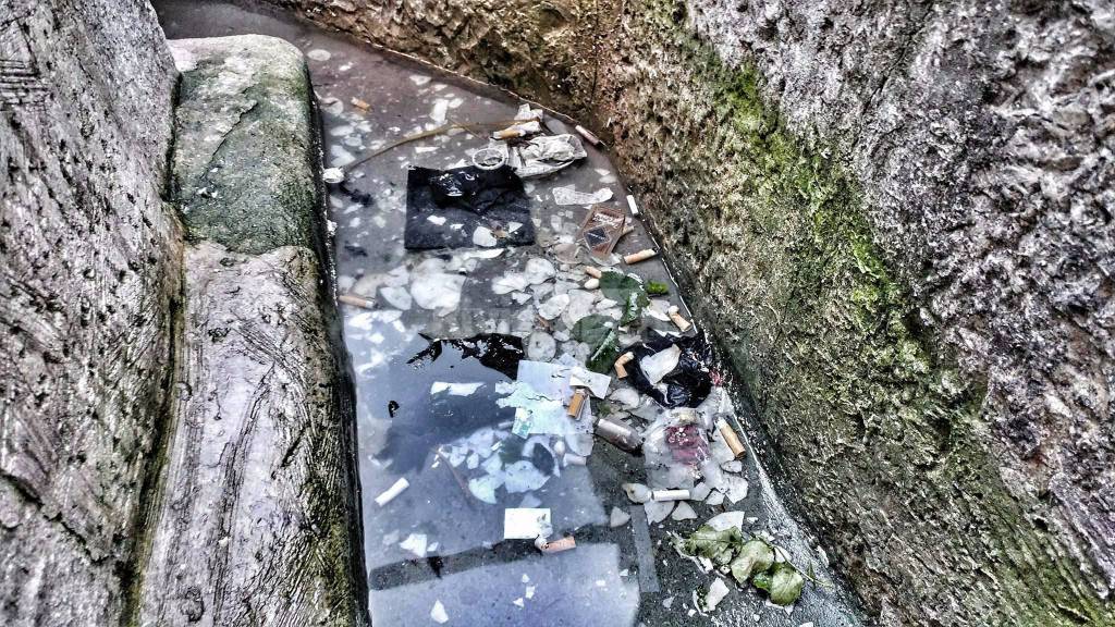 riviera24 - "E' una fontana non una discarica"'obelisco di piazza Bresca 