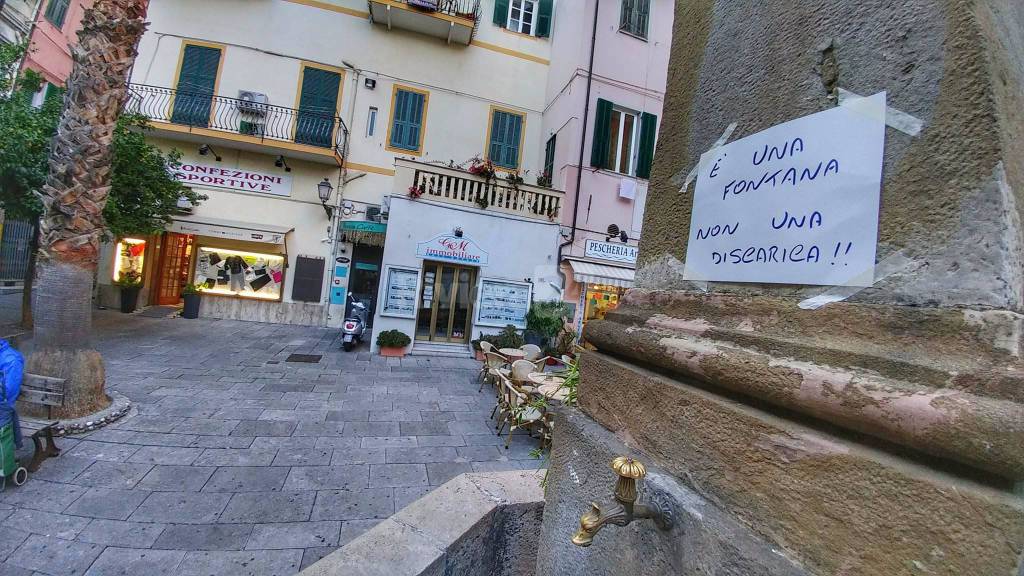 Sanremo, “E’ una fontana non una discarica”: avviso agli incivili che usano l’obelisco di piazza Bresca come una pattumiera