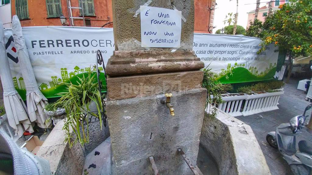 Sanremo, “E’ una fontana non una discarica”: avviso agli incivili che usano l’obelisco di piazza Bresca come una pattumiera