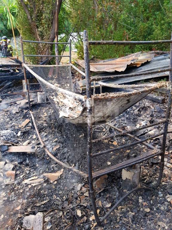 Ventimiglia, incendio prefabbricato ai Balzi Rossi: si fa strada la pista del dolo