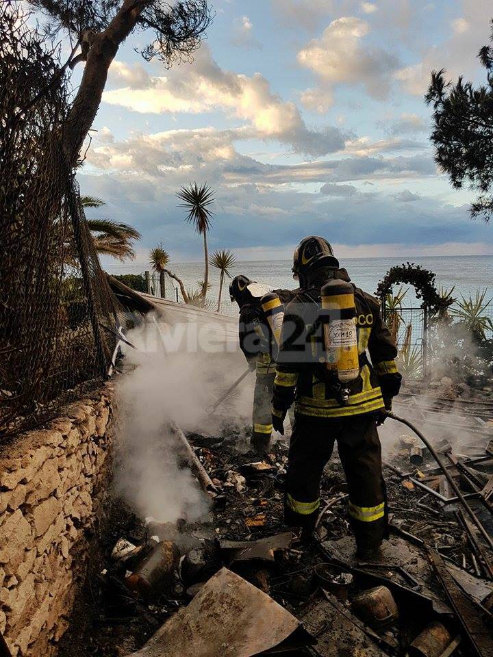 Ventimiglia, incendio prefabbricato ai Balzi Rossi