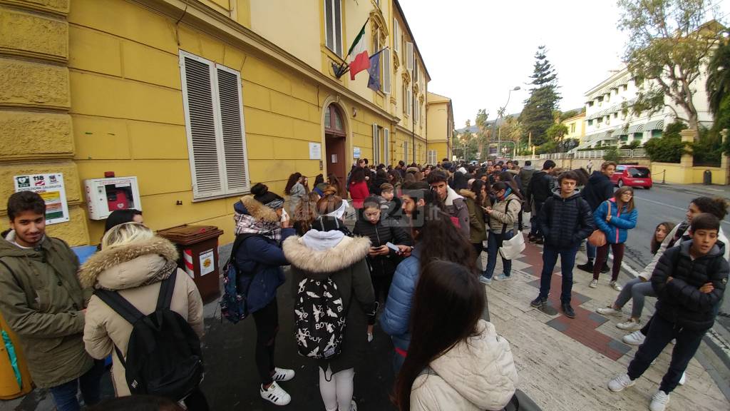 Sanremo, &#8220;No aule sicure, no alunni&#8221;: la protesta degli studenti raggiunge palazzo Bellevue