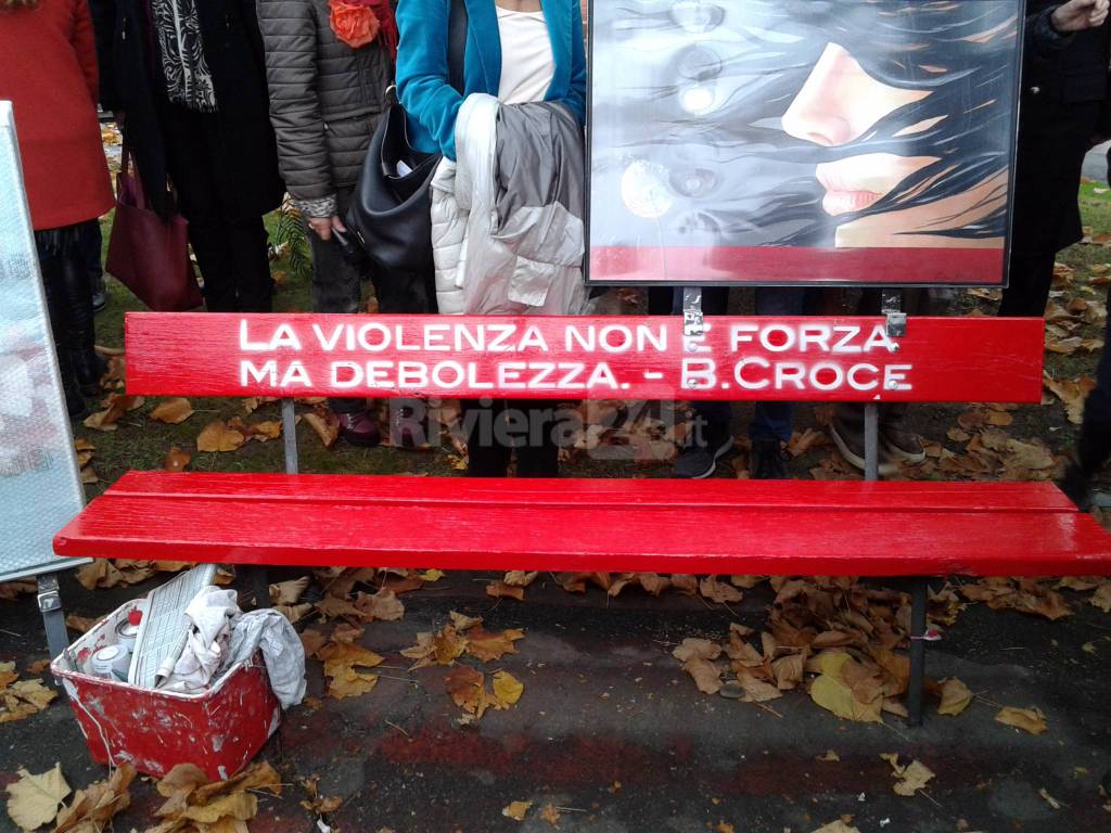 A Imperia installate le panchine rosse per dire &#8220;No alla violenza sulle donne&#8221;