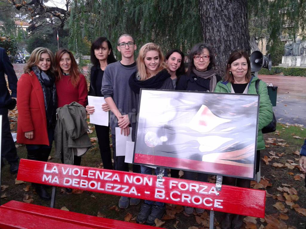 A Imperia installate le panchine rosse per dire &#8220;No alla violenza sulle donne&#8221;