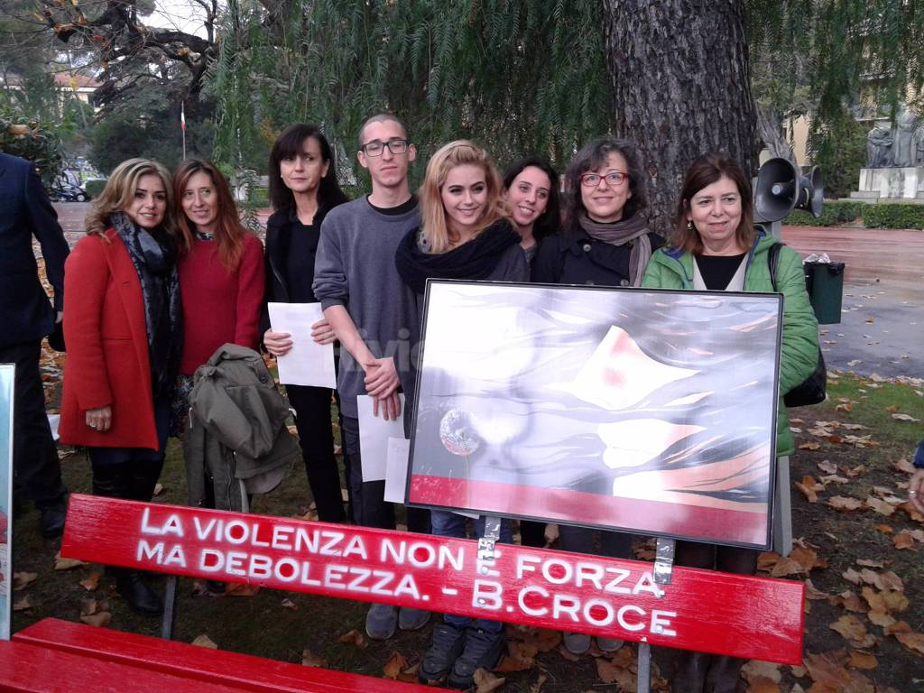 A Imperia installate le panchine rosse per dire "No alla violenza sulle donne"