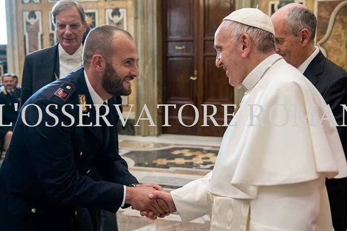 Poliziotto della Polfer salva due migranti a Ventimiglia, viene ricevuto dal Papa a Roma