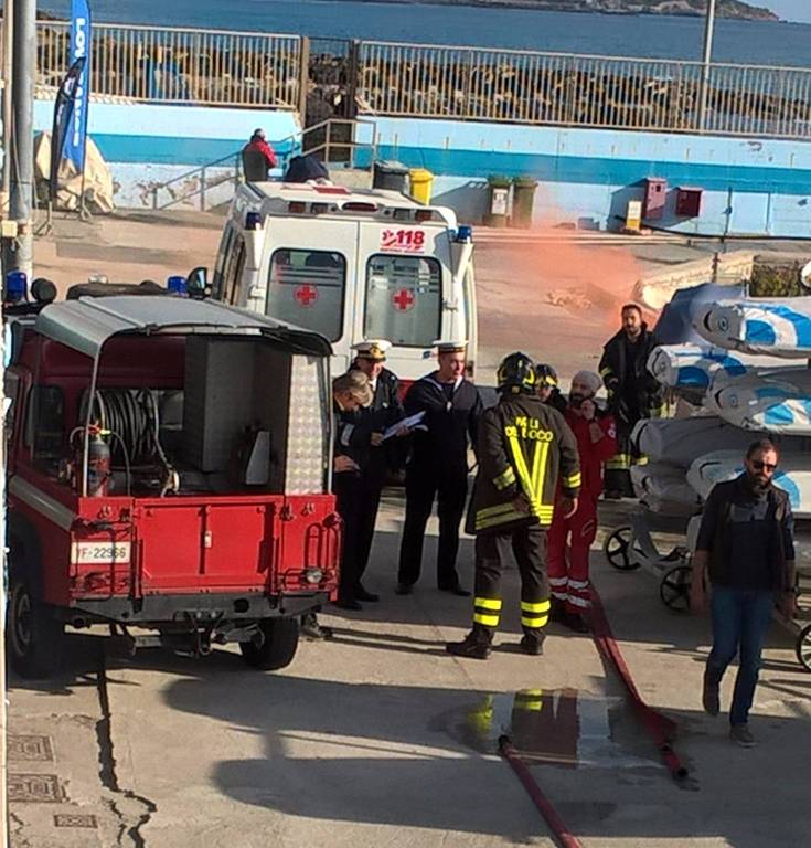 riviera24 - Esercitazione antincendio al porto di Diano Marina