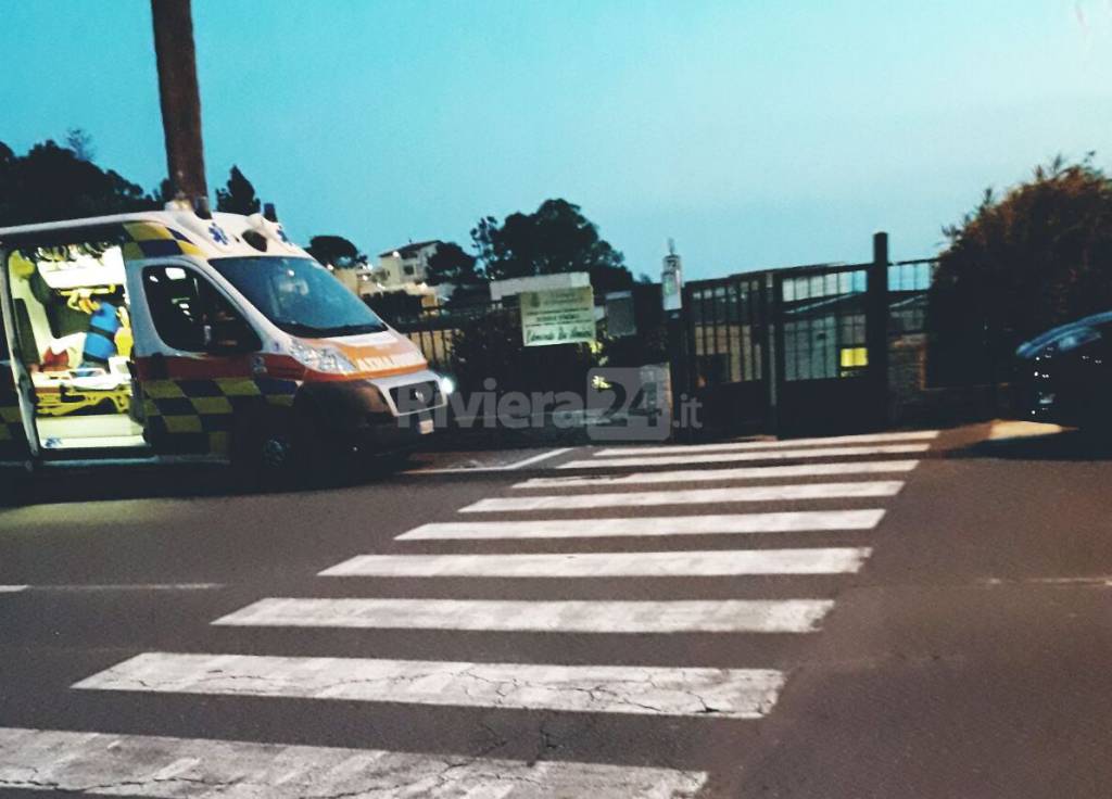 Ospedaletti, litigio tra mamme all’uscita di scuola finisce a botte: intervengono carabinieri, polizia locale e 118