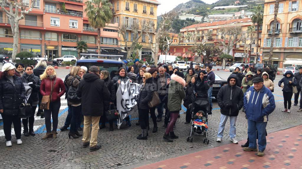 Ventimiglia, parte il corteo dei genitori della scuola Cavour nella Città Alta