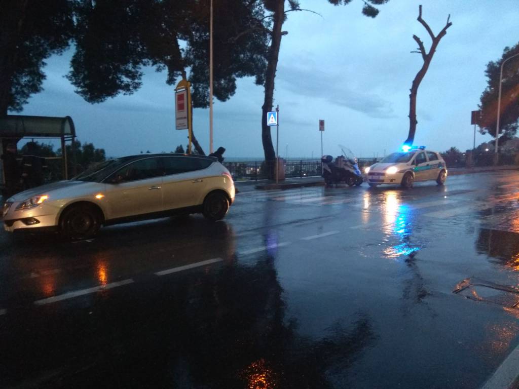 Migrante investito da un’auto davanti al Comune di Imperia