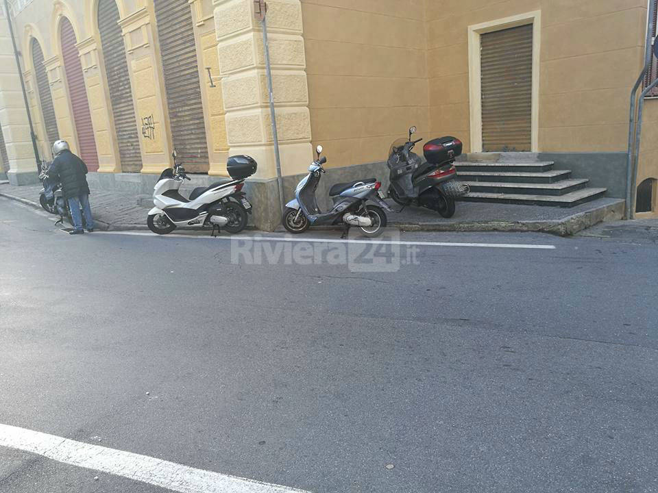 Corridoi pedonali “invasi” dalle moto, la protesta a Imperia