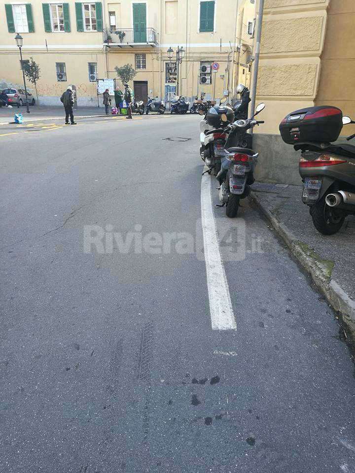 Corridoi pedonali “invasi” dalle moto, la protesta a Imperia