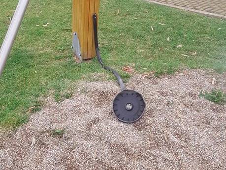 Vandali scatenati a Diano Marina: rotta l’altalena in via Giaiette