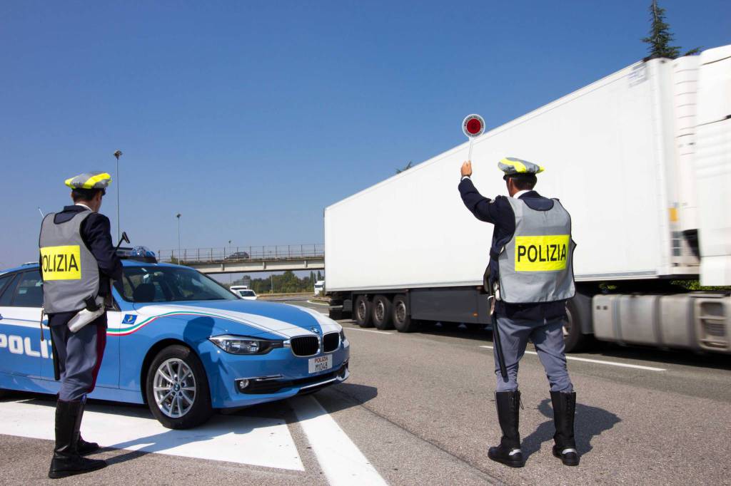 Imperia, dal 13 al 19 maggio controlli straordinari della Polstrada su camion e bus