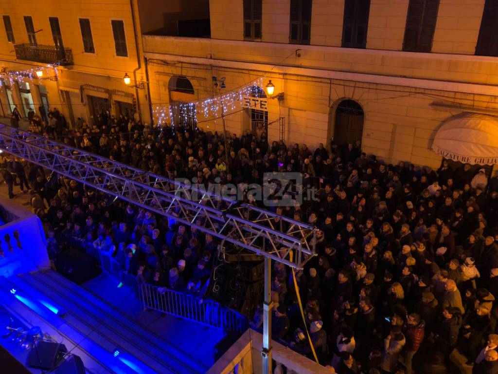 Riviera24-Francesco Baccini in una via Cascione straripante per il concerto di Capodanno