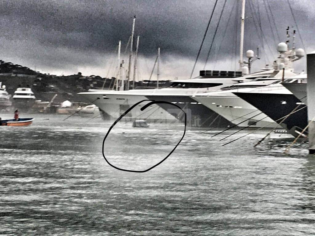 Portosole, parabrezza sfondati e auto in acqua