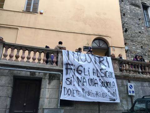 Ventimiglia, parte il corteo dei genitori della scuola Cavour nella Città Alta