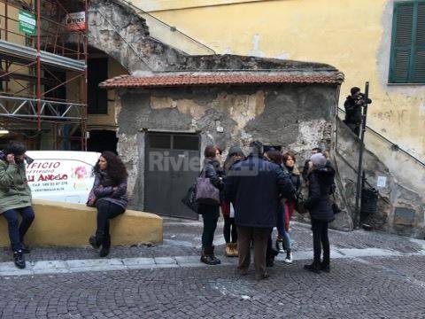 Ventimiglia, parte il corteo dei genitori della scuola Cavour nella Città Alta