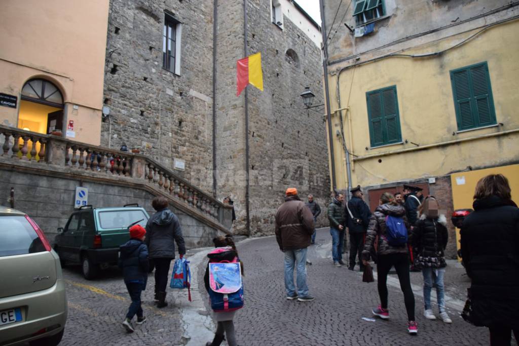 Ventimiglia, lunedì genitori in corteo per scuola Cavour: “Non deve chiudere”