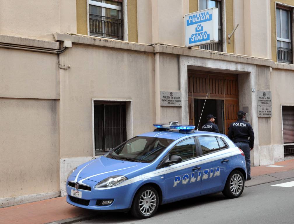 Ventimiglia, cuoco e cameriere spacciano in ristorante del lungomare: polizia arresta 29enne