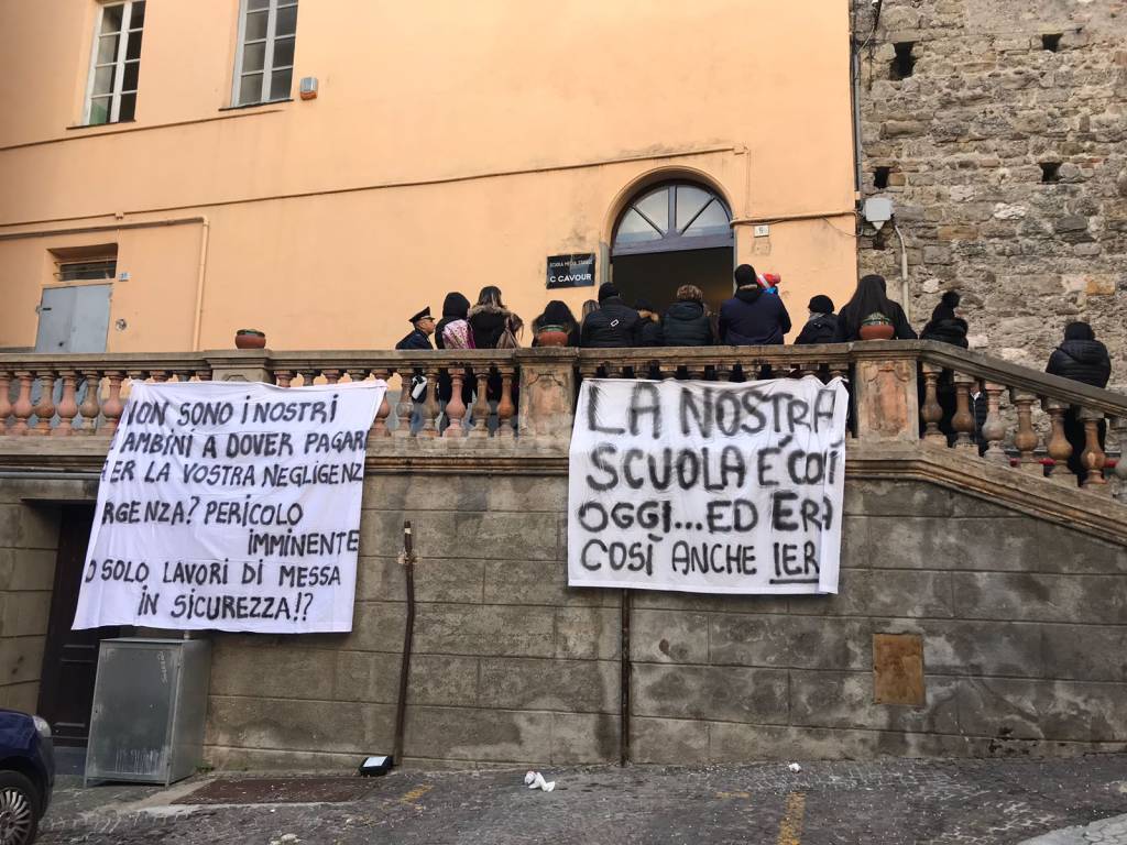 Ventimiglia, la protesta delle mamme: “Giù le mani dalla scuola Cavour”. Genitori chiedono di posticipare i lavori