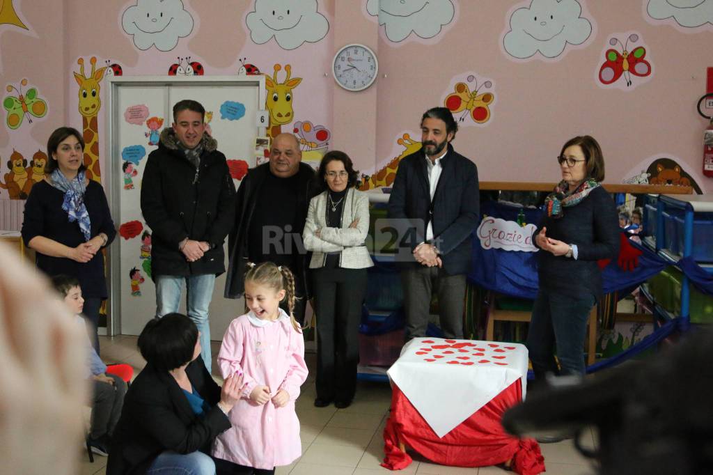 Riviera24-defibrillatore e lo dona alla scuola dell'infanzia G. Rodari