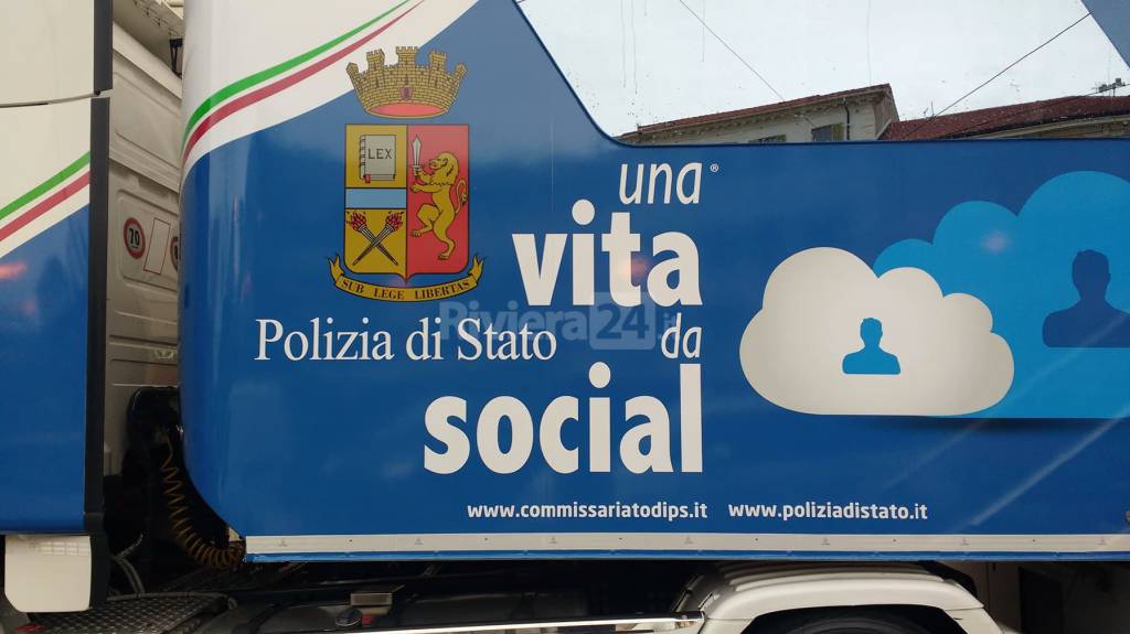 riviera24 - Sanremo  Polizia  “Una vita da social” pullman