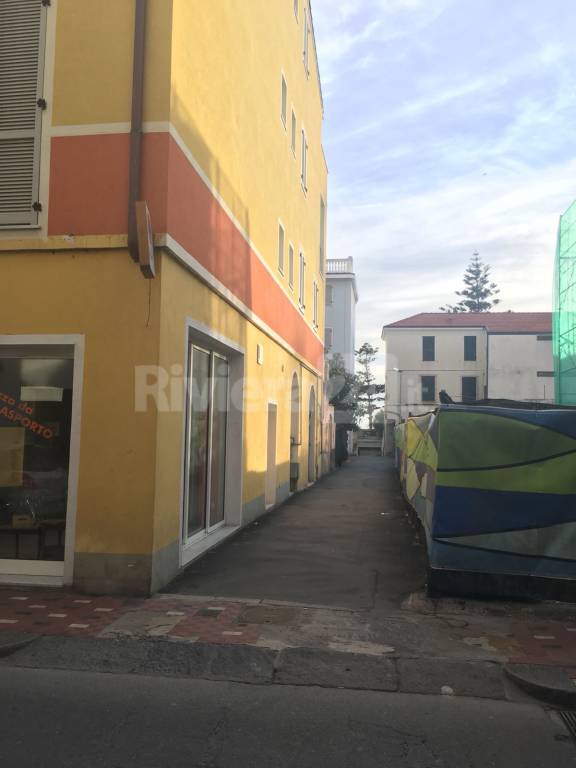 Bordighera, con la Porsche imbocca via Trento per andare in passeggiata a mare e resta bloccato: ennesima “vittima” del navigatore